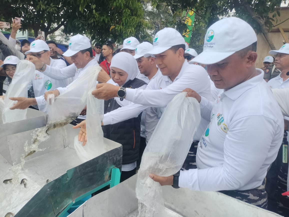 Laksda TNI I G. Putu Alit Jaya, S.H., M.Si., menghadiri dan mendukung langsung kegiatan Aksi Susur Sungai Brantas