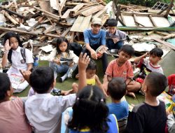 Rayakan Sumpah Pemuda, Biruni Foundation Ajak Anak-anak di Tepi Kali Ciliwung Berani Bermimpi dan Cinta Belajar