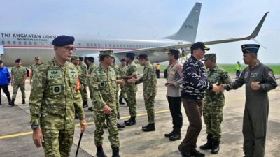 Menteri Pertahanan (Menhan) RI, Jenderal TNI (Purn) Dr. Sjafrie Sjamsoeddin, didampingi Panglima TNI Jenderal TNI Agus Subiyanto dan Kepala Staf Angkatan Laut (Kasal) Laksamana TNI Dr. Muhammad Ali, tiba di Pangkalan Udara TNI Angkatan Laut (Lanudal)