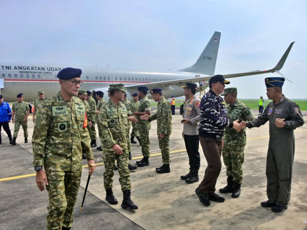 Menteri Pertahanan (Menhan) RI, Jenderal TNI (Purn) Dr. Sjafrie Sjamsoeddin, didampingi Panglima TNI Jenderal TNI Agus Subiyanto dan Kepala Staf Angkatan Laut (Kasal) Laksamana TNI Dr. Muhammad Ali, tiba di Pangkalan Udara TNI Angkatan Laut (Lanudal)