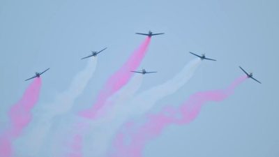 Sebanyak enam pesawat Bonanza G-36 membelah langit dengan memainkan 10 formasi udara