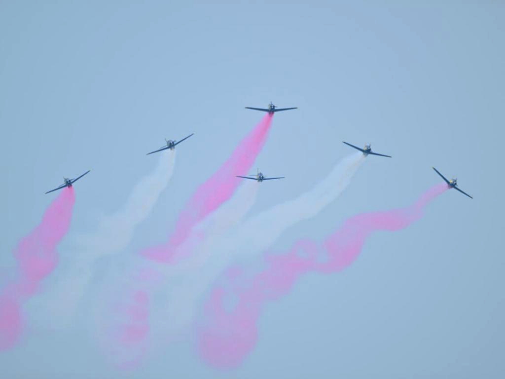Sebanyak enam pesawat Bonanza G-36 membelah langit dengan memainkan 10 formasi udara