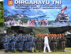 Pesan Panglima TNI Bergema di Perbatasan, Upacara Parade HUT ke-80 TNI di Natuna Diwarnai Pemberian Satyalancana