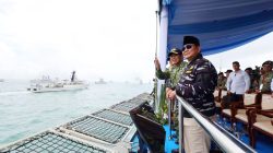 Bersama Kasal Dr Muhammad Ali, Prabowo menyaksikan secara langsung kekuatan maritim TNI Angkatan Laut yang ditampilkan dalam Sailing Pass puluhan kapal perang di atas Kapal Markas KRI dr. Radjiman Wedyodiningrat-992.
