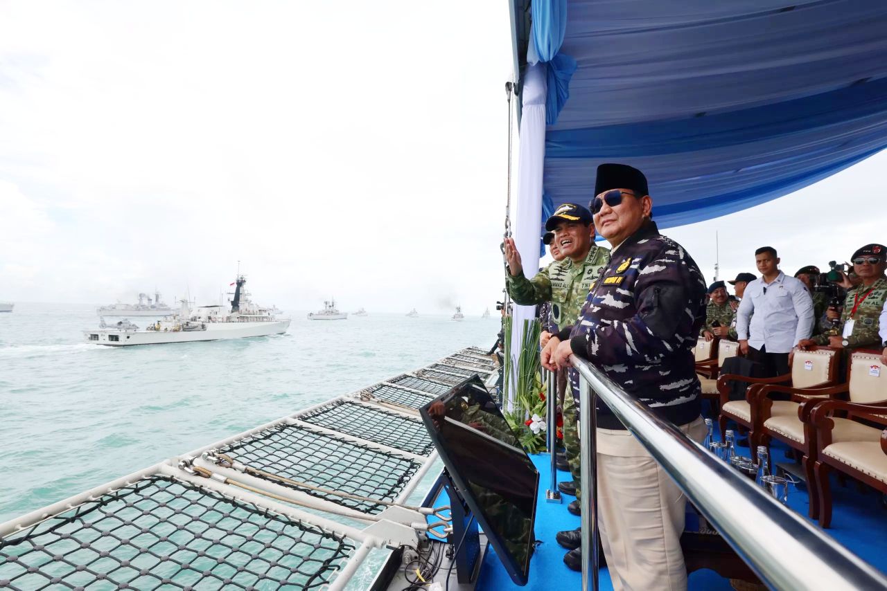 Bersama Kasal Dr Muhammad Ali, Prabowo menyaksikan secara langsung kekuatan maritim TNI Angkatan Laut yang ditampilkan dalam Sailing Pass puluhan kapal perang di atas Kapal Markas KRI dr. Radjiman Wedyodiningrat-992.