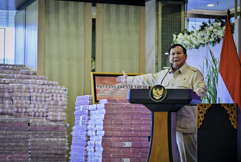 Presiden Prabowo Subianto menyampaikan sambutannya di Gedung Utama Kompleks Kejaksaan Agung RI, Jakarta, pada Senin, 20 Oktober 2025. (Foto: BPMI Setpres)