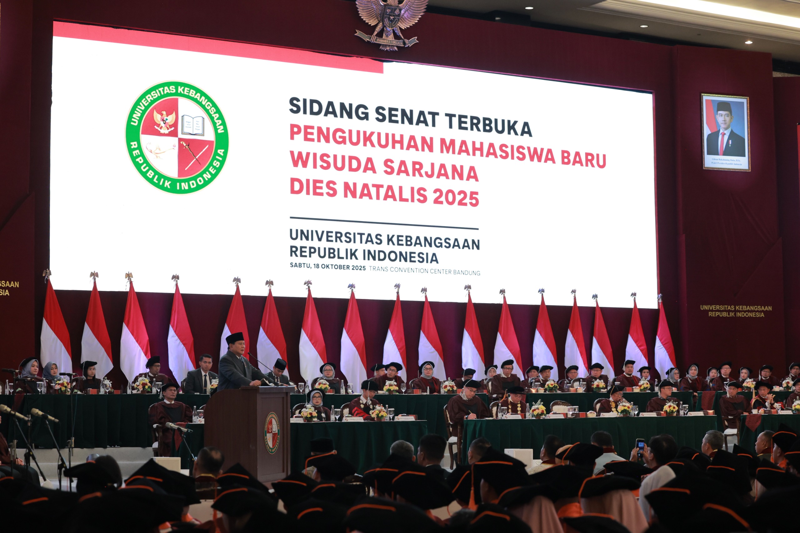 Prabowo saat memberikan orasi ilmiah dalam Sidang Senat Terbuka Pengukuhan Mahasiswa Baru, Wisuda Sarjana, dan Dies Natalis 2025 Universitas Kebangsaan Republik Indonesia (UKRI) di Trans Convention Center, Bandung, Sabtu (18/10/2025).