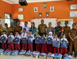 Bupati Anambas Salurkan Seragam ke SD 003 Putik