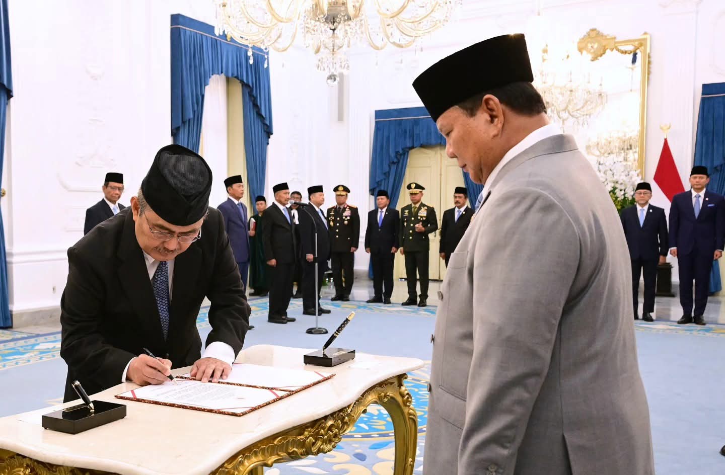 Presiden Republik Indonesia, Prabowo Subianto, mengambil langkah strategis dalam memperkuat tata kelola kepolisian dengan melantik keanggotaan Komisi Percepatan Reformasi Kepolisian Negara Republik Indonesia (Polri).
