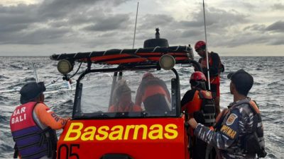 Prajurit Pos Angkatan Laut (Posal) Nusa Penida dan Tim SAR Gabungan