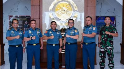 Kaskoarmada I Laksamana Pertama TNI Arif Badrudin(tengah) didampingi Ir Koarmada I Laksamana Pertama TNI Dede Nataraharja (kanan), menerima Direktur Pendidikan dan Direktur Doktrin Kodiklatal (kiri) dalam kunjungan kerja di Mako Koarmada I, Tanjungpinang.