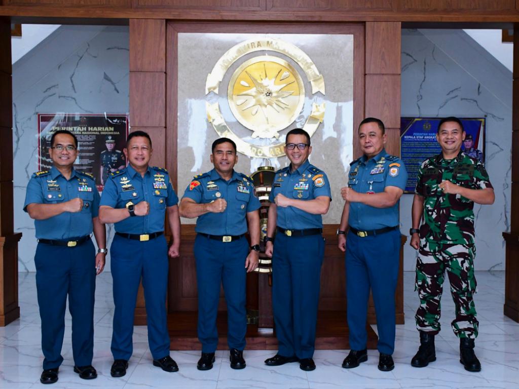 Kaskoarmada I Laksamana Pertama TNI Arif Badrudin(tengah) didampingi Ir Koarmada I Laksamana Pertama TNI Dede Nataraharja (kanan), menerima Direktur Pendidikan dan Direktur Doktrin Kodiklatal (kiri) dalam kunjungan kerja di Mako Koarmada I, Tanjungpinang.