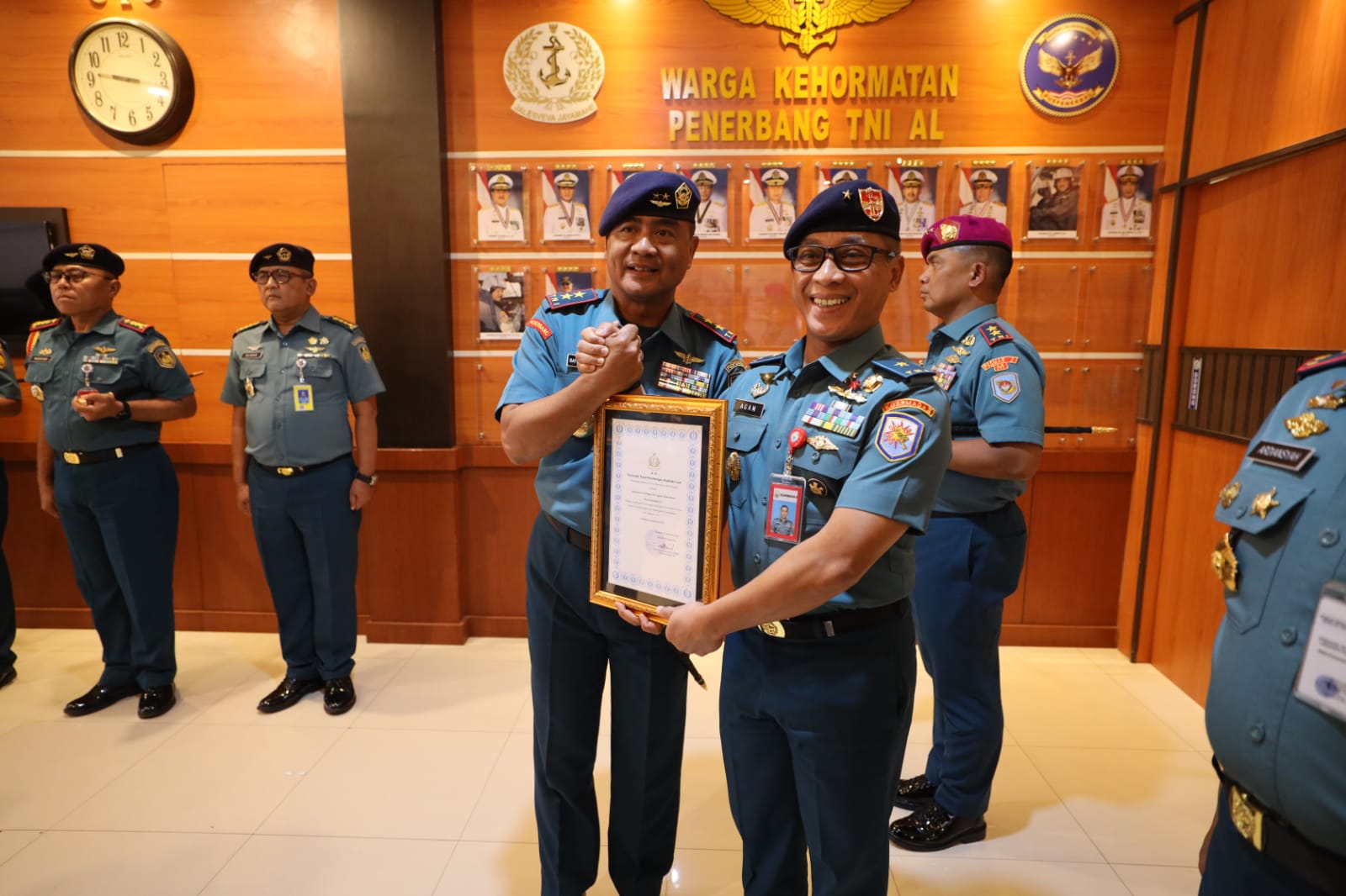 Kepala Staf Komando Armada II (Kaskoarmada II) Laksma TNI Agam Endrasmoro bersama sejumlah pejabat TNI Angkatan Laut menerima Brevet Kehormatan