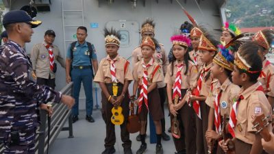 Para anggota Pramuka terlihat antusias selama berkeliling dan menerima penjelasan mengenai alat navigasi di KRI Mata Bongsang-873, didampingi langsung oleh prajurit TNI AL.