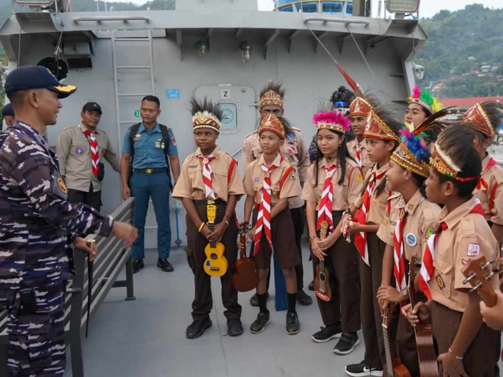 Para anggota Pramuka terlihat antusias selama berkeliling dan menerima penjelasan mengenai alat navigasi di KRI Mata Bongsang-873, didampingi langsung oleh prajurit TNI AL.