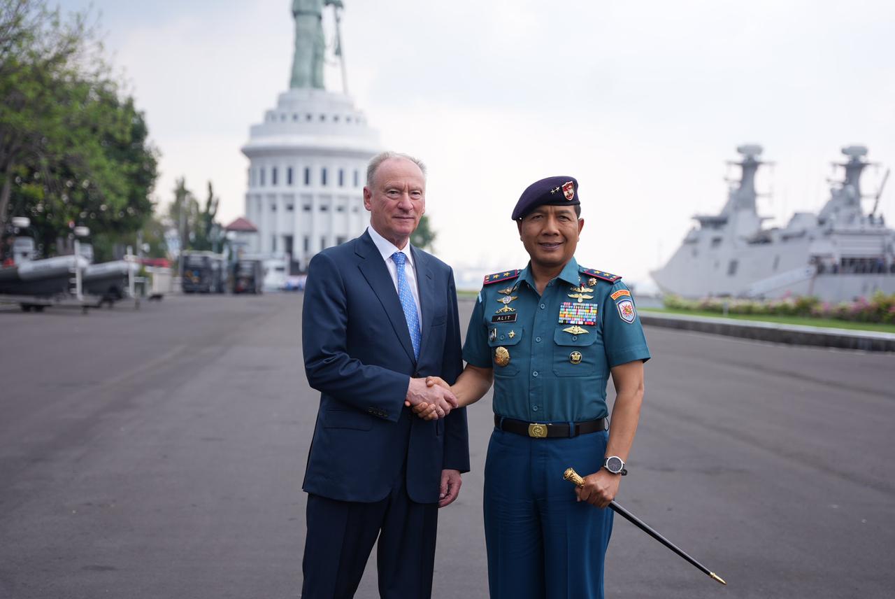 Panglima Koarmada II (Pangkoarmada II) Laksda TNI I G. P. Alit Jaya, S.H., M.Si., secara langsung memimpin penerimaan tamu penting ini di Gedung VIP Nala.