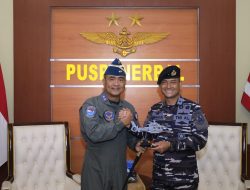 Sinergi TNI AL Diperkokoh, Kadispenal Terima Brevet Kehormatan Penerbangan