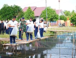 TNI AL Perkuat Ketahanan Pangan Nasional: 10.000 Benih Ikan Lele Dilepas di Kodaeral XII