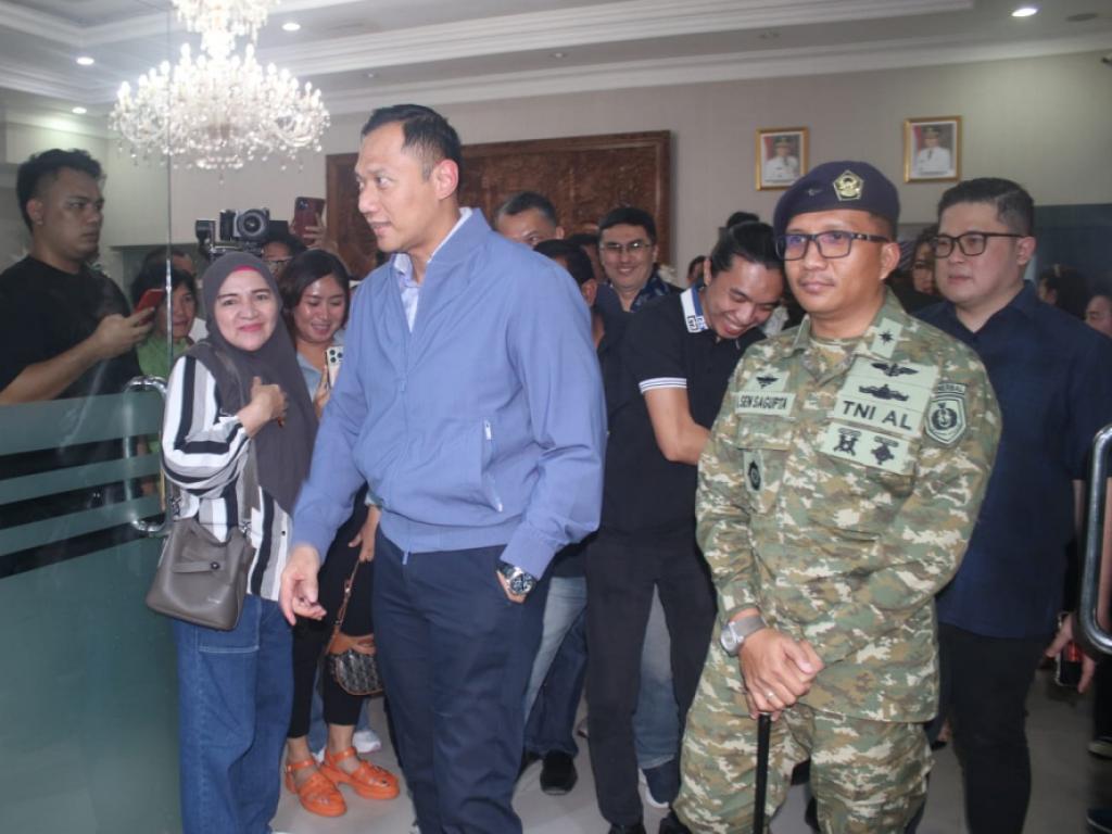 Kedatangan Menkoinfra AHY di Manado pada Sabtu (8/11/2025) sore disambut dengan dukungan penuh dari TNI Angkatan Laut