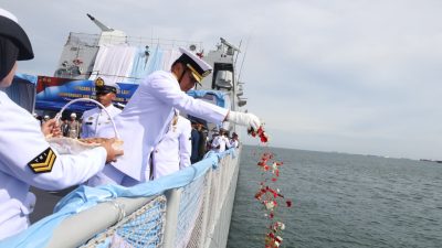upacara penuh khidmat di atas geladak KRI Brawijaya-320. Dipimpin langsung oleh Kepala Staf TNI Angkatan Laut (Kasal) Laksamana TNI Dr. Muhammad Ali,