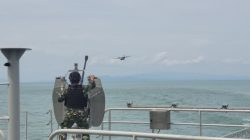 Jaga Poros Maritim, KRI Bung Hatta-370 Latihan Tempur dengan Pesawat Casa di Perbatasan RI-Malaysia