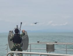Jaga Poros Maritim, KRI Bung Hatta-370 Latihan Tempur dengan Pesawat Casa di Perbatasan RI-Malaysia