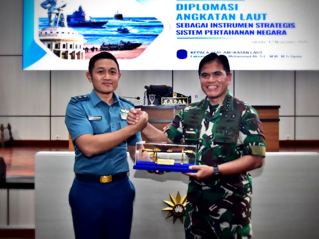Kepala Staf Angkatan Laut (Kasal) Laksamana TNI Dr. Muhammad Ali memberikan pembekalan mengenai Diplomasi Angkatan Laut sebagai Instrumen Strategis Sistem Pertahanan Negara kepada 123 Perwira Siswa (Pasis) Dikreg Seskoal Angkatan ke-64 Tahun Anggaran 2025, bertempat di Seskoal, Bumi Cipulir, Rabu (12/11/2025).