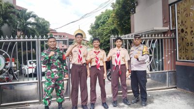 Keterangan Foto: Bhabinkamtibmas Aiptu Dedi Sopandi (kanan) dan Bhabinsa Serda Uut Sutyawan (kiri) saat melaksanakan sambang dan himbauan kamtibmas kepada warga dan pelajar di Cibinong.