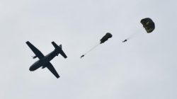 TNI AL Latih Perwira Marinir Masa Depan dengan Infiltrasi Udara Pakai Pesawat Casa NC 212 Aviocar