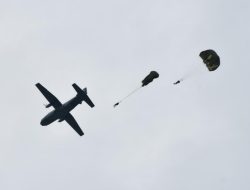 TNI AL Latih Perwira Marinir Masa Depan dengan Infiltrasi Udara Pakai Pesawat Casa NC 212 Aviocar