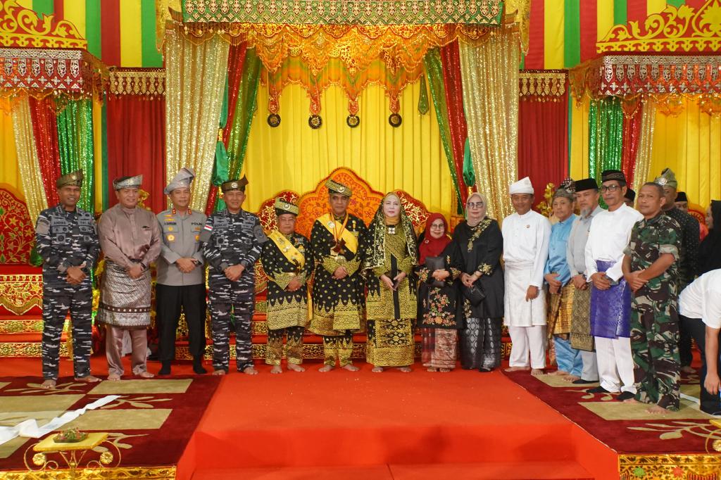 Dankodaeral IV Laksmana Muda TNI Berkat Widjanarko S.E., M.Tr.Opsla menghadiri Penanugerahan Gelar Kebesaran Adat melayu “Datok Seri Diwangsa Wira Perdana” dari Lembaga Adat Melayu (LAM) Kepulauan Riau