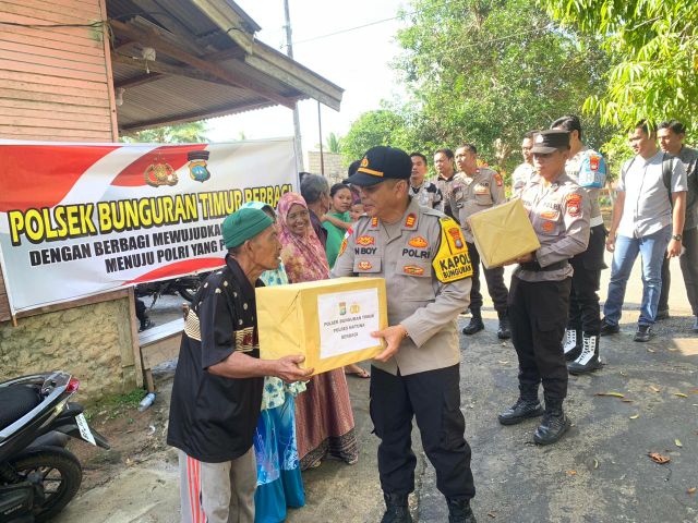 AKP Nellay Boy bersama pejabat polsek Bunguran timur ikut serta dalam rangkaian kegiatan jumat berbagi