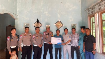 Kegiatan penyerahan santunan ini dihadiri langsung oleh Kasat Lantas Iptu Erwantony, didampingi Kanit Laka Bripka Firman dan personel Satlantas dan Jasa raharja