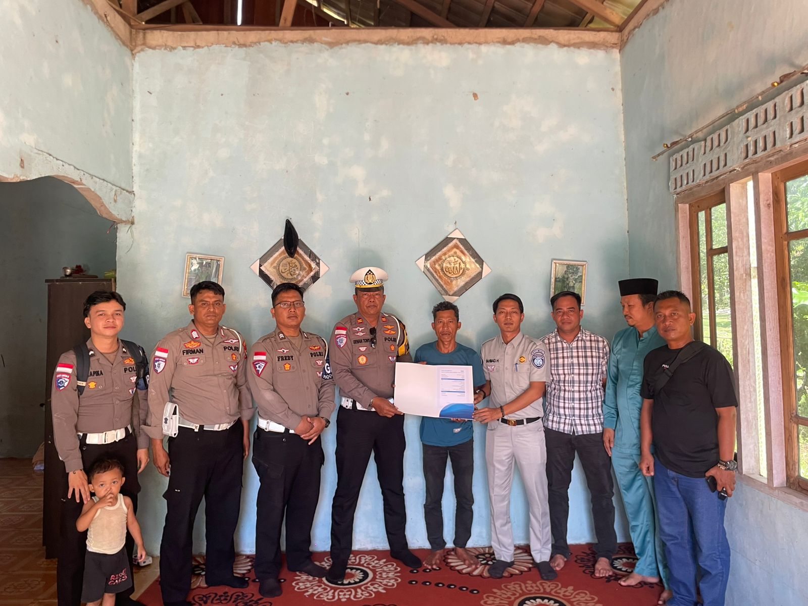 Kegiatan penyerahan santunan ini dihadiri langsung oleh Kasat Lantas Iptu Erwantony, didampingi Kanit Laka Bripka Firman dan personel Satlantas dan Jasa raharja