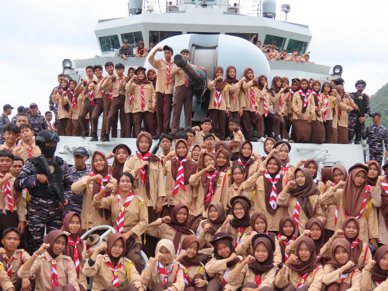 Pelatihan Dasar (Latsar) Saka Bahari yang digelar di atas KRI TOM-357