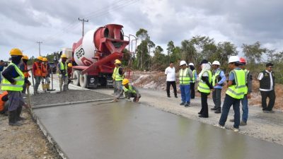 Salah satu capaian strategis tahun ini adalah terealisasinya pembangunan jalan penghubung menuju Desa Segeram, yang selama puluhan tahun dikenal sebagai salah satu wilayah paling terisolasi di Kabupaten Natuna.