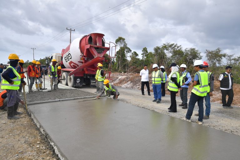 Salah satu capaian strategis tahun ini adalah terealisasinya pembangunan jalan penghubung menuju Desa Segeram, yang selama puluhan tahun dikenal sebagai salah satu wilayah paling terisolasi di Kabupaten Natuna.