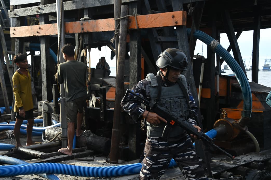 Latihan yang berlangsung di perairan strategis Belinyu, Bangka Belitung, pada Rabu (19/11) ini melibatkan KRI Surik-645 dan KRI Alamang-644