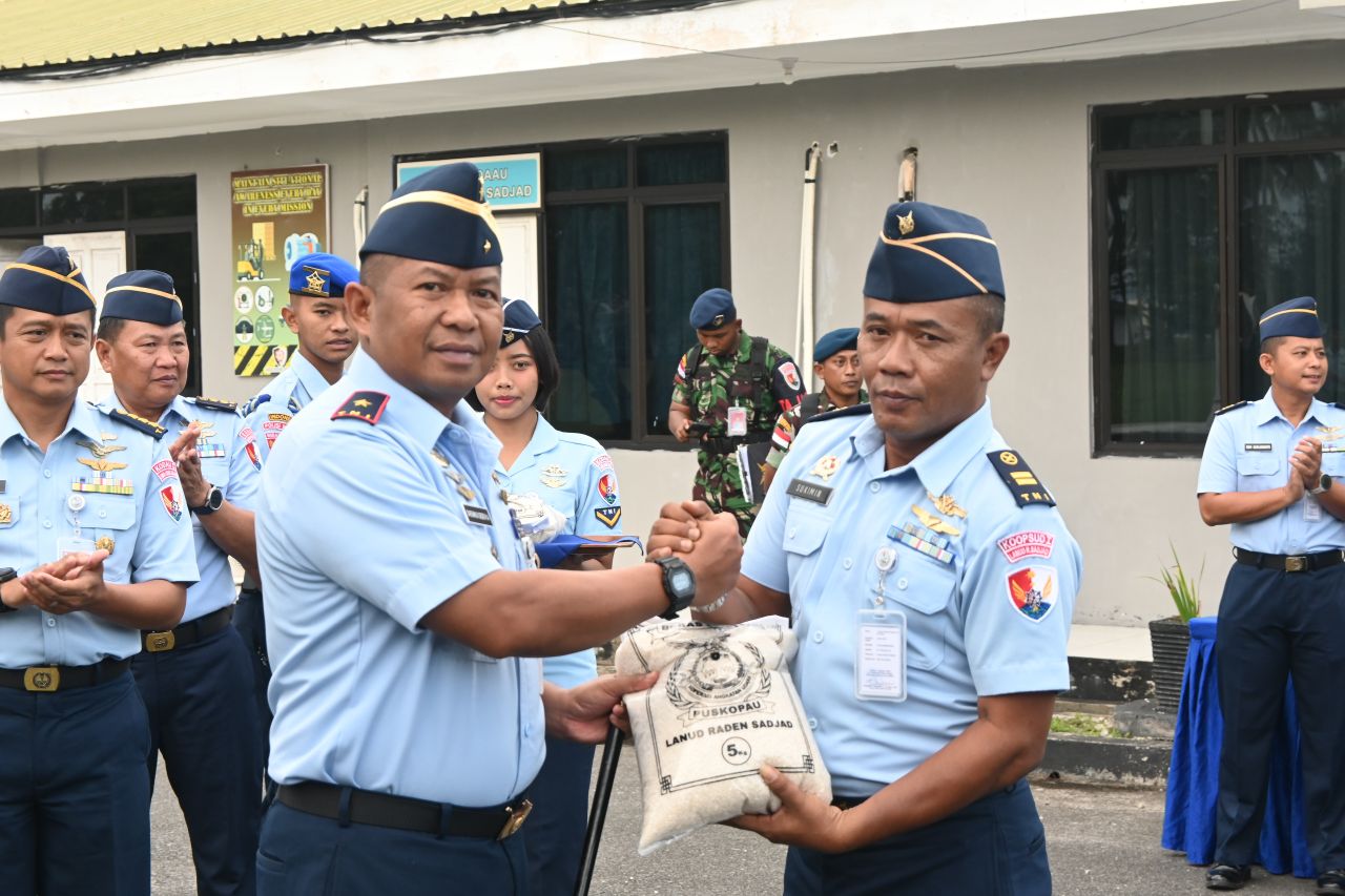 Komandan Lanud Raden Sadjad (Danlanud RSA) Natuna, Marsekal Pertama TNI Onesmus Gede Rai Aryadi, menyerahkan bantuan beras