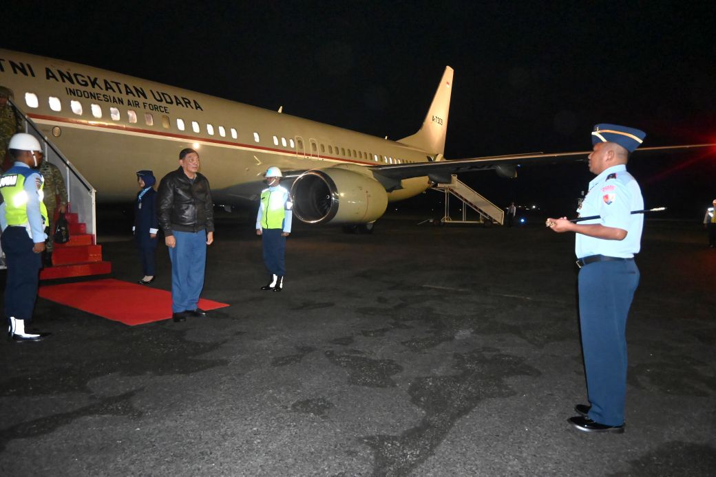 Menteri Pertahanan Republik Indonesia (Menhan RI), Jenderal TNI (Hor) Purn. Sjafrie Sjamsoeddin, tiba di Lanud Raden Sadjad, Kabupaten Natuna, Provinsi Kepulauan Riau disambut langsung Komandan Lanud RSA, Marsekal Pertama TNI Onesmus Gede Rai Aryadi, S.E., M.M., M.Han