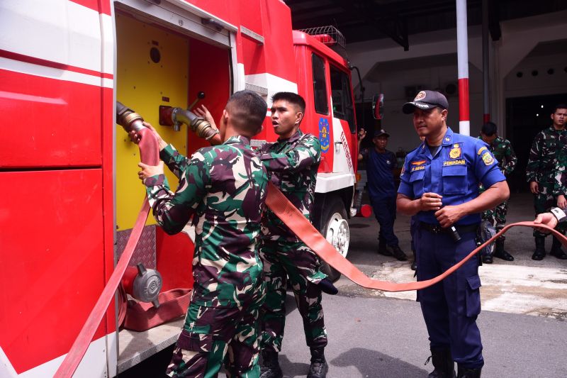 pelatihan intensif pemadam kebakaran dan evakuasi medis.