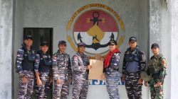 KRI Bung Tomo 357 Tinjau Pos AL Pulau Laut dan Satgas Pamtas XXIX di Pulau Sekatung