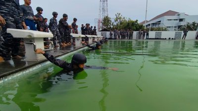 Perlombaan Renang Militer yang berlangsung seru dan penuh semangat.