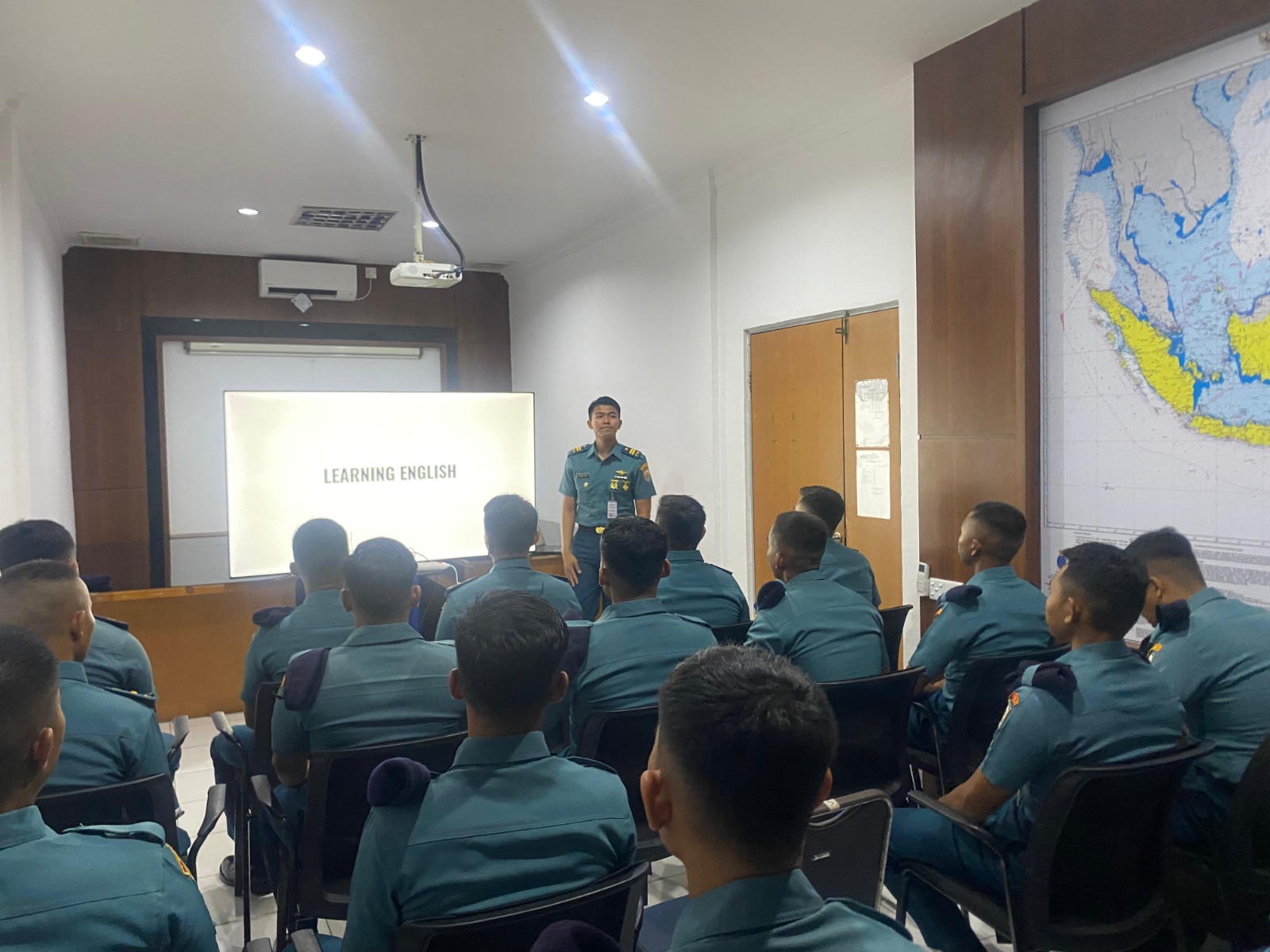 Instruktur Bahasa Inggris