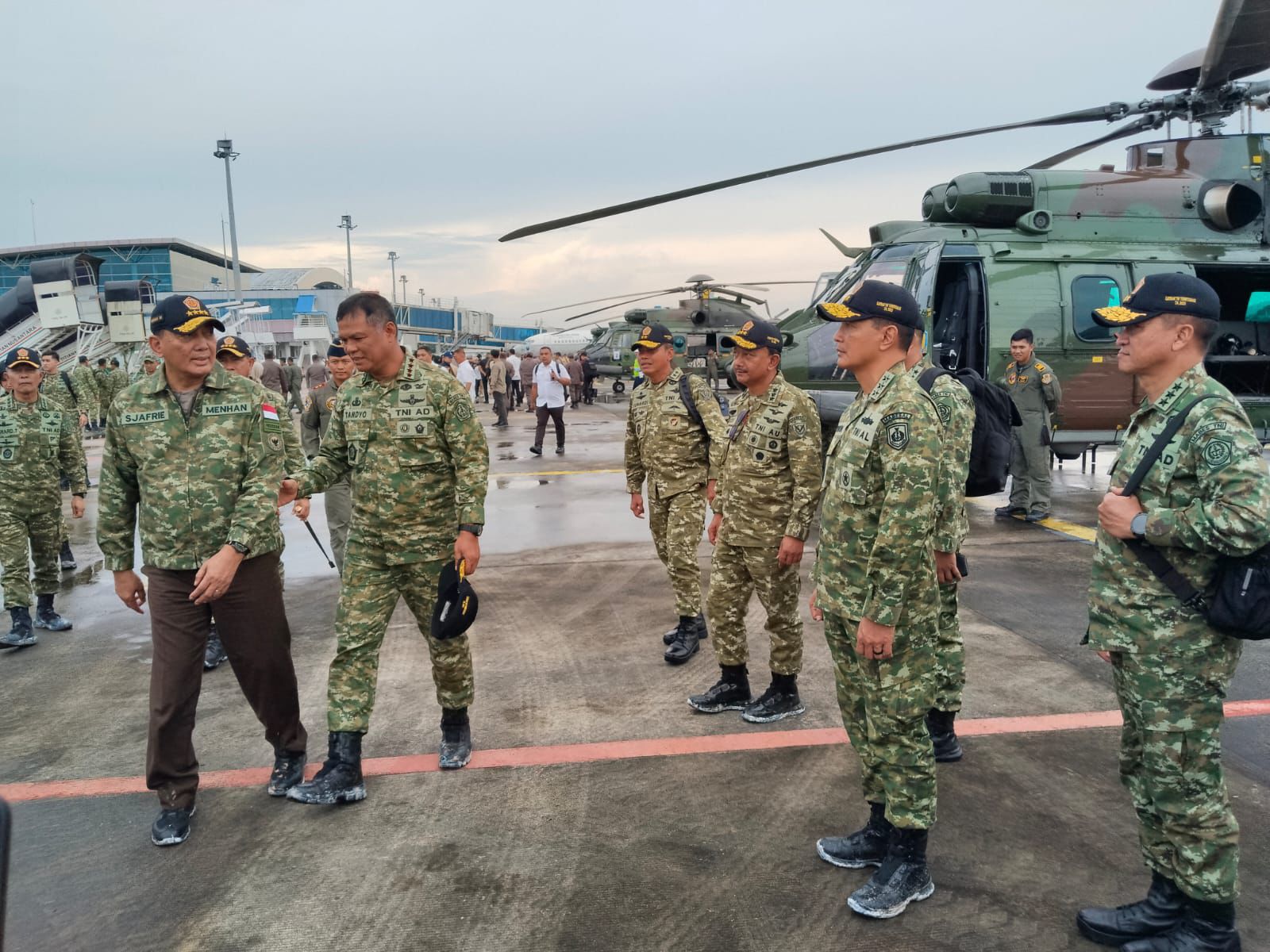 Keterangan Foto: Wakasal Laksdya TNI Erwin S. Aldedharma beserta rombongan menyaksikan langsung aksi tempur dan manuver pasukan TNI AL dalam Latihan Integrasi TNI 2025