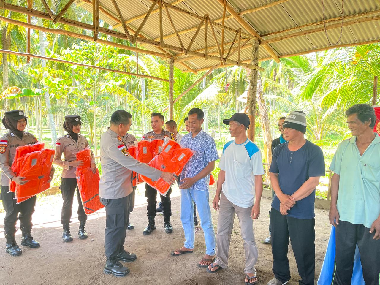 Wujud Nyata Kepedulian: Bagikan Life Jacket dan Sembako