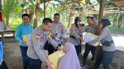 Jumat Berkah Polsek, Sepaket Sembako dan Jaket Keselamatan untuk Senyuman Warga Cemaga Selatan