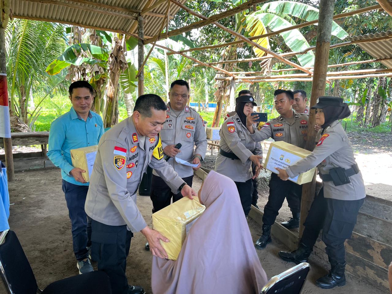 Dengar Keluh Kesah Warga, Polsek Bunguran Timur, Jumat dengan Berbagi Kebahagiaan