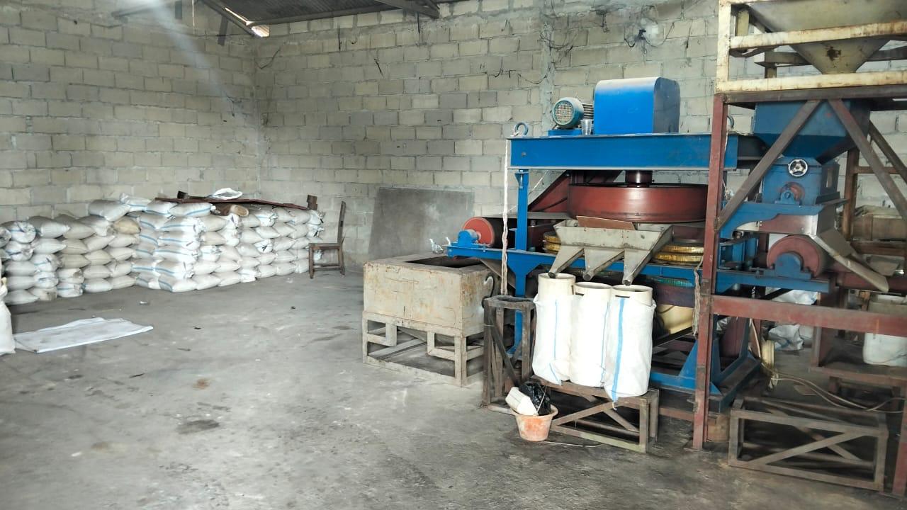 Angkatan Laut menggerebek sejumlah gudang dan sebuah smelter di wilayah Sungailiat, Kabupaten Bangka, Bangka Belitung, pada Minggu (23/11).