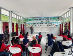 Prajurit KRI Bung Tomo-357 Mengajar Anak-Anak di Sabang Mawang